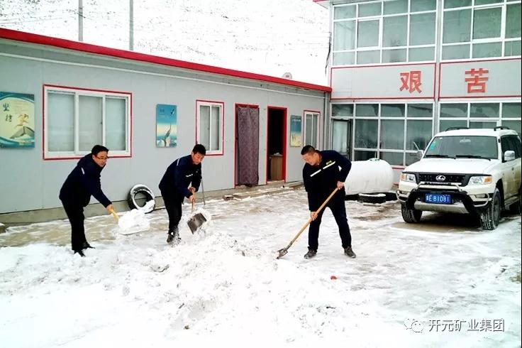 人間四月芳菲盡，山中春雪還復來(lái)