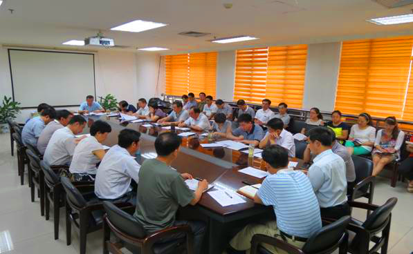 積極貫徹政府會(huì )議精神 迎接“十一黃金周” 迪尼斯酒店開(kāi)元店組織全體員工認真學(xué)習《食品安全法》