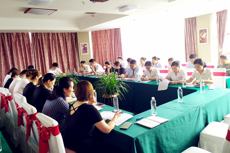 集美迪尼斯酒店2019年上半年工作總結及下半年工作安排會(huì )議成功召開(kāi)